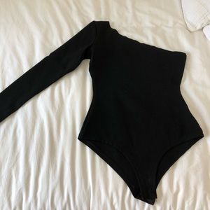 BLACK ONE-SLEEVE BODYSUIT 🖤🫶🏼